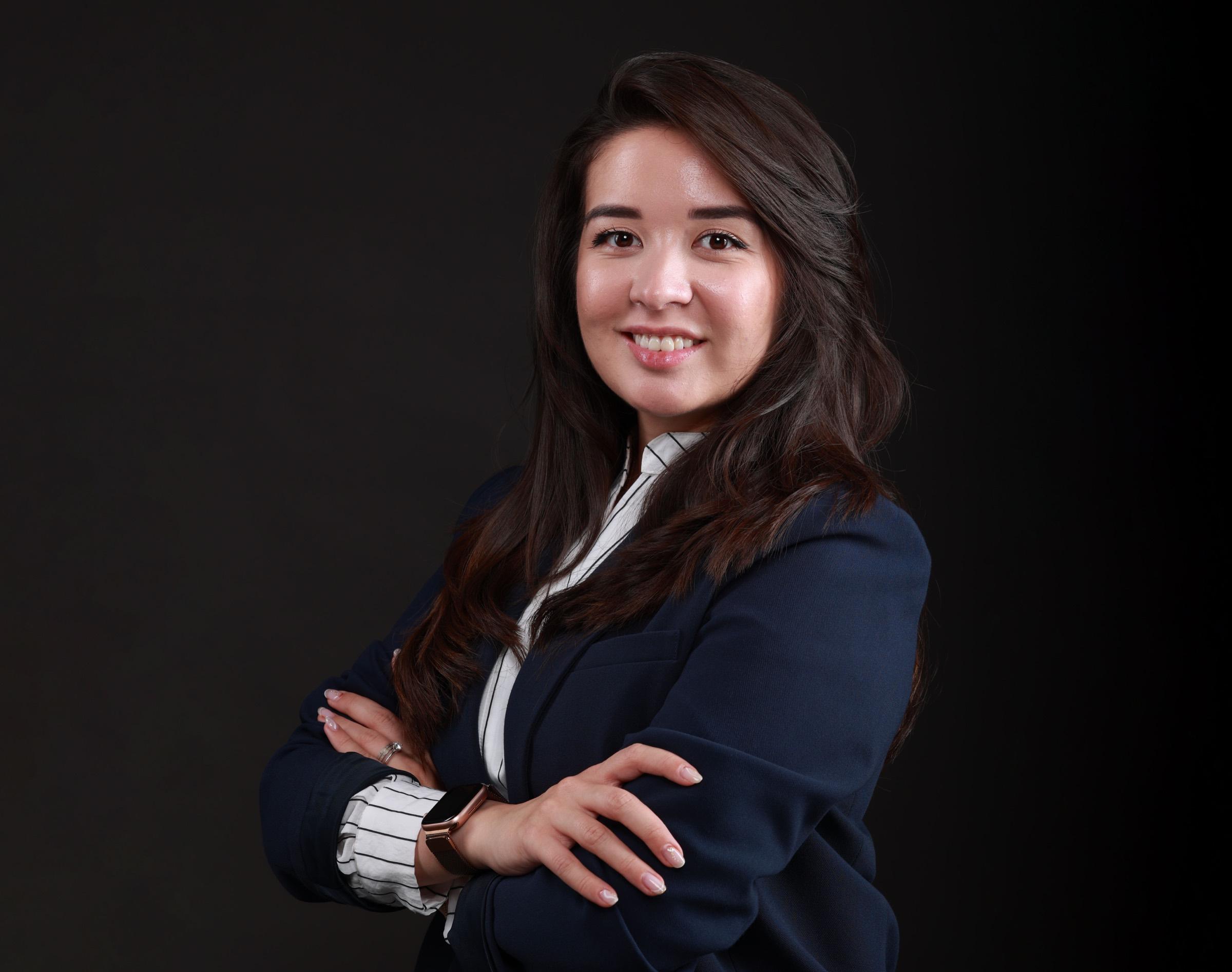 Corporate headshot posing guide — 45-degree body angle for LinkedIn photo